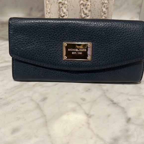 Michael Kors Tote & Wallet - Picture 4 of 4